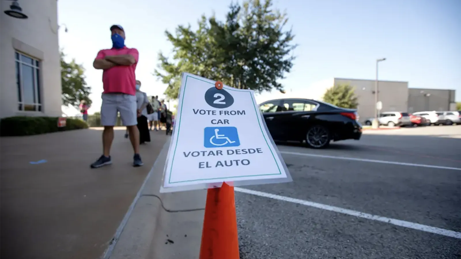 Every county is required to offer curbside voting to any voter whose health would be harmed by entering the polls, or who is physically incapable of doing so. Credit: Miguel Gutierrez Jr./The Texas Tribune